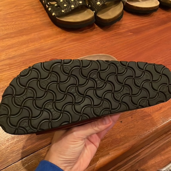 Maroon patent birkenstocks - Picture 3 of 3